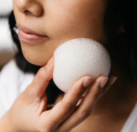 woman using white Konjac sponge polishing pearl